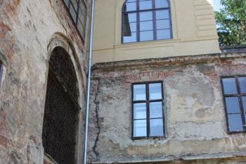 Průjezd mezi hlavní branou (v pozadí) a zadním nádvořím u panského domu ( © Ivan Grisa 07/2011)
