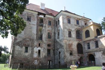 Severní stěna severovýchodního křídla s otiskem po zříceném arkýři ( © Ivan Grisa 07/2011)