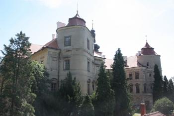 Zámek od severozápadu ( © Ivan Grisa 07/2011)