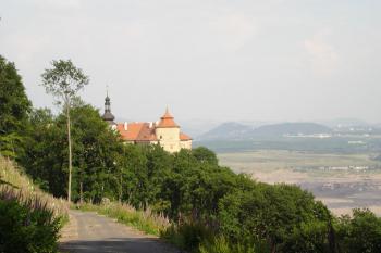 v dálce za zámkem je vidět mostecký Hněvín ( © iV 9.6.2007)