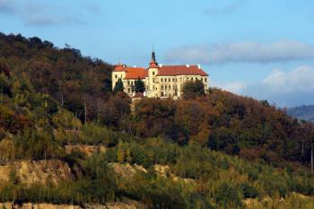 Zámek od Vysoké Pece ( © Radovan Smokoň 10/2007)