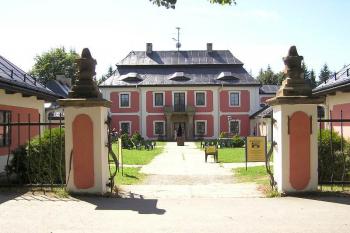 Pohled na zámek a čestný dvůr od brány (© Jan P. Štěpánek 08/2006)