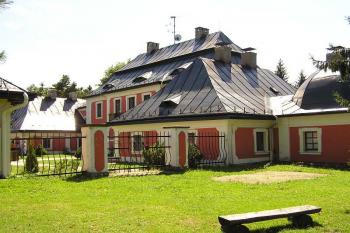 Pohled na hlavní zámecké křídlo (© Jan P. Štěpánek 08/2006)