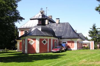 Pohled n ahlavní frontu zámku i s drobným přístavkem kaple (© Jan P. Štěpánek 08/2006)