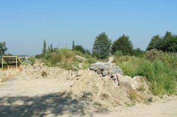 Stavební suť před rozhlednou ( © Petr Turyna 08/2005)