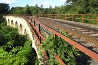 kamenný železniční viadukt