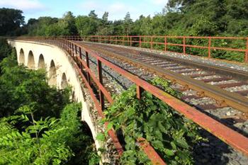 Kamenný železniční viadukt u Mšena v okrese Mělník. (© Pavel Vítek 09/2013)