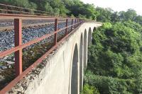 kamenný železniční viadukt