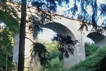 Kamenný železniční viadukt u Mšena v okrese Mělník. (© Pavel Vítek 09/2013)