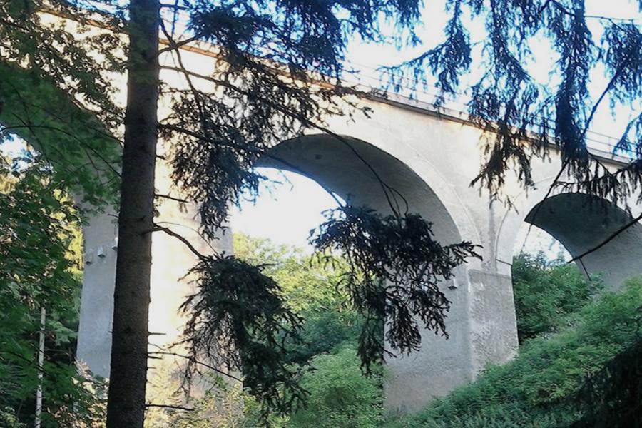 kamenný železniční viadukt