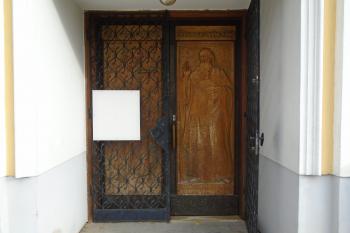 vstupní ozdobné dveře s mříží ve věži kostela (© Jaroslav Špiroch  11/2022)