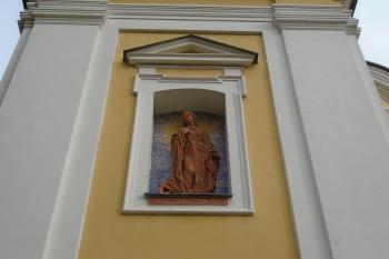 socha sv. Kateřiny  nad vstupem v průčelí věže (© Jaroslav Špiroch  11/2022)