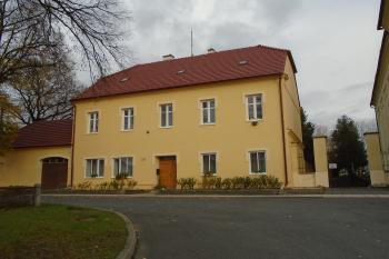fara vedle kostela (© Jaroslav Špiroch  11/2022)