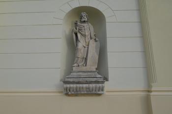 sv. Metoděj v průčelí kostela (© Jaroslav Špiroch  11/2022)
