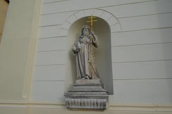 sv. Cyril v průčelí kostela (© Jaroslav Špiroch  11/2022)
