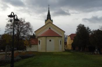 pohled na kostel ze hřbitova z východu (© Jaroslav Špiroch  11/2022)