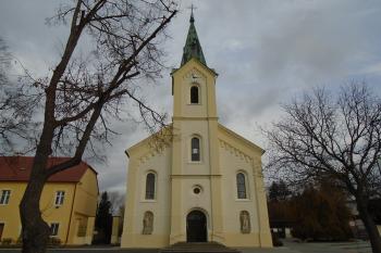 vstupní průčelí kostela (© Jaroslav Špiroch 12/2022)