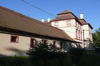 Od jihozápadu s navazujícím křídlem dvora (© Jiří Cukr, 09/2007)