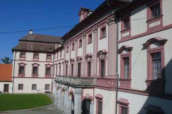 Průčelí zámku do dvora (© Jiří Cukr, 09/2007)