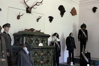 Expozice loveckých obleků (© Jiří Cukr, 09/2007)