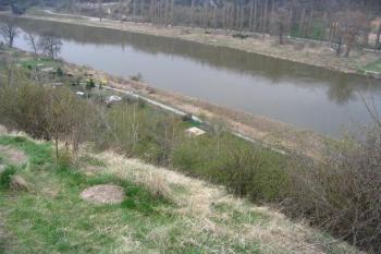 Za kostelem - pohled na Vltavu (© Ivana Poláková 04/2006)