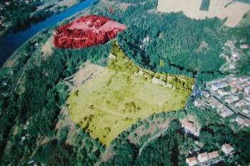 Levý Hradec - letecký snímek (A - akropole s kostelem sv.Klimenta, B - předhradí, C - rokle Ve Vikouši) (2003 ©informační panel na lokalitě)
