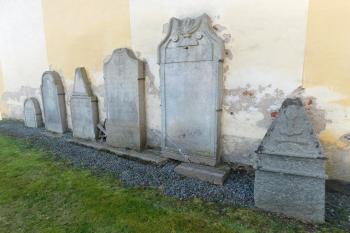 soubor náhrobníků u zvonice (© Noe 01/2023)