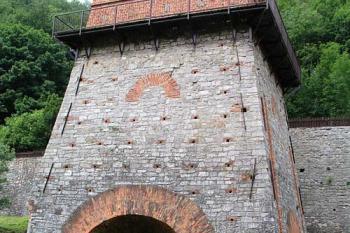 Čelní pohled na vysokou pec ( © Roman Řezáč 06/2004)