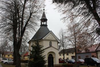 kaple s již odzdobeným vánočním stromečkem (© Luděk Vláčil  01/2023)