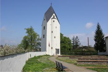 Černá věž z nádvoří (© Luděk Vláčil, 26.4.2014)