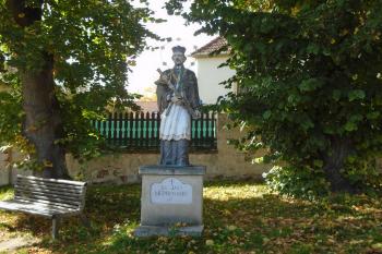 socha sv. Jana Nepomuckého před farou vedle kostela (© Jaroslav Špiroch  10/2022)