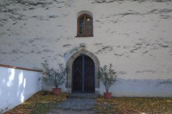 gotický hrotitý profilovaný vstupní portál do lodi v západním průčelí (© Jaroslav Špiroch  10/2022)