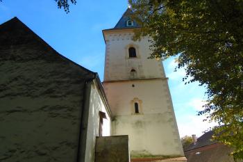 pohled na věž kostela ze západu (© Jaroslav Špiroch  10/2022)