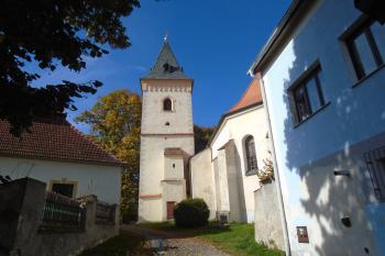 pohled na kostel z jihovýchodu, vlevo budova fary (© Jaroslav Špiroch  10/2022)