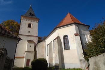 pohled na kostel z jihovýchodu od fary (© Jaroslav Špiroch  10/2022)