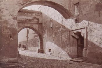 Zlatá Koruna - Klášter cisteriáků - Fotografie z počátku 20.století - pohled na portál branského domu - soukr.sbírka IvoR (??? © Josef Saidl - Č.Krumlov)