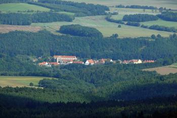 Pohled na obec s klášterem z rozhledny na Kleti (© Jiří Cukr, 09/2009)