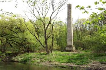 Obelisk v areálu Nových Zámků u Mladče. (© Pavel Vítek 09/2022)