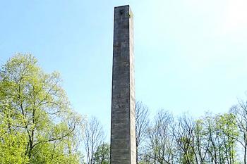 Obelisk v areálu Nových Zámků u Mladče. (© Pavel Vítek 09/2022)
