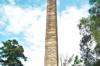 Obelisk v areálu Nových Zámků u Mladče. (© Pavel Vítek 09/2022)