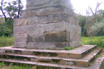 Obelisk v areálu Nových Zámků u Mladče. (© Pavel Vítek 09/2022)