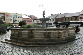 Kašna na náměstí v Jevíčku, okr. Svitavy (© Pavel Vítek 09/2022)