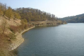 Hradní kopec a údolní nádrž Klíčava ( © Jiří Čížek 04/2007)