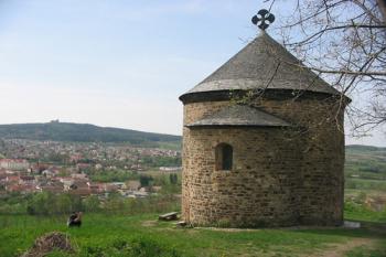 Rotunda  a hrad Radyně ( © Jiří Čížek 05/2004)