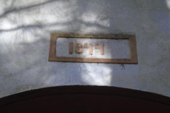 letopočet nad vstupním průčelím - přestavba kaple (© Jaroslav Špiroch  10/2022)