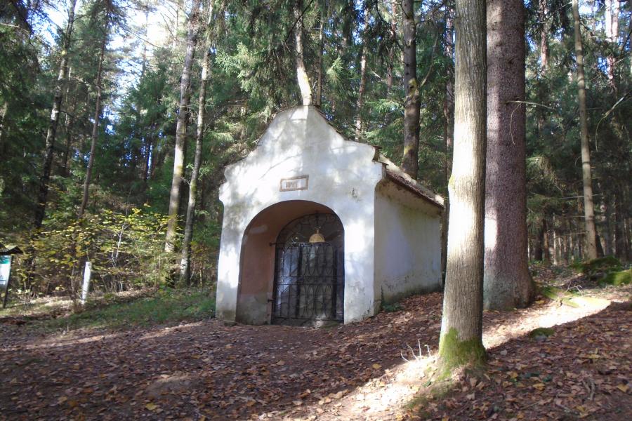 Farská a Jeskynní (Lurdská, Panny Marie Lurdské) kaple se studánkou na křížové cestě