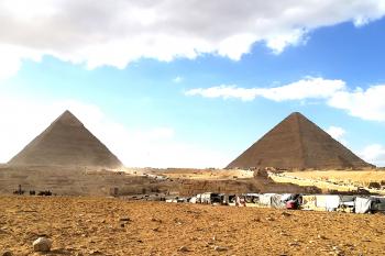 Pyramidy v egyptské Gíze. (© Pavel Vítek 07/2021)