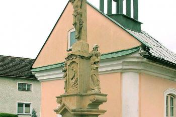 Kříž Kalvárie na návsi v Mezicích, okr. Olomouc. (© Pavel Vítek 09/2022)