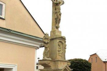 Kříž Kalvárie na návsi v Mezicích, okr. Olomouc. (© Pavel Vítek 09/2022)
