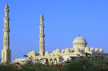 Egyptská Hurghada, minarety (© Pavel Vítek 07/2021)